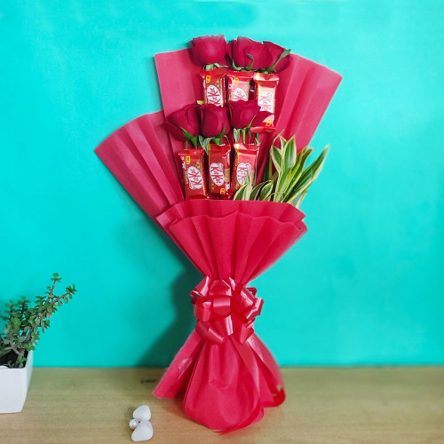 Adorable Gesture: A Gift Combo of 6 KitKat chocolates and 6 red roses bouquet